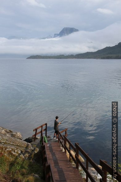 Nicolas pêche au cap Ovraneset. Photo © Alex Medwedeff