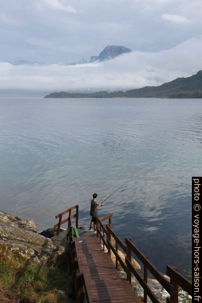 Nicolas pêche au cap Ovraneset. Photo © Alex Medwedeff