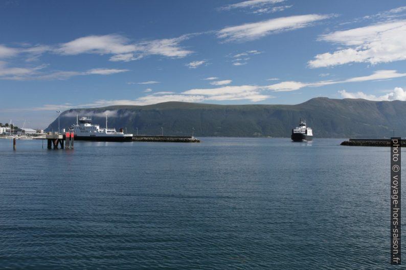 Un ferry entre dans le port de Hareid. Photo © Alex Medwedeff