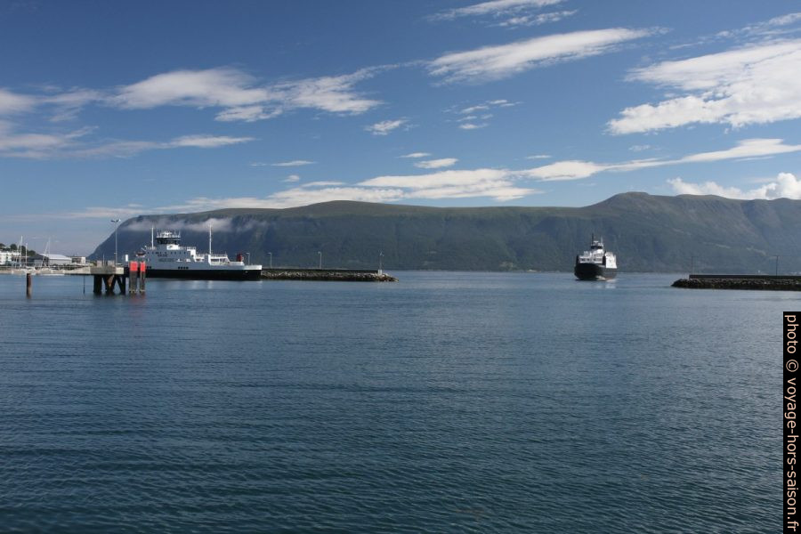 Un ferry entre dans le port de Hareid. Photo © Alex Medwedeff