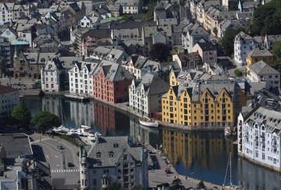 Maisons de Ålesund le long du port intérieur Ålesundet. Photo © André M. Winter