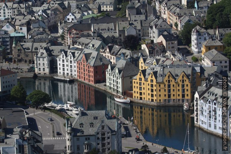 Maisons de Ålesund le long du port intérieur Ålesundet. Photo © André M. Winter