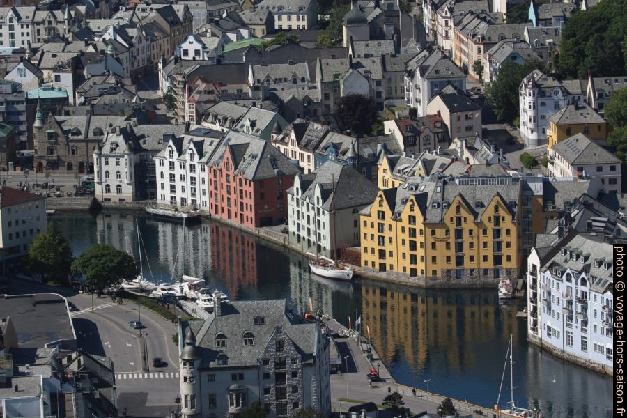 Maisons de Ålesund le long du port intérieur Ålesundet. Photo © André M. Winter