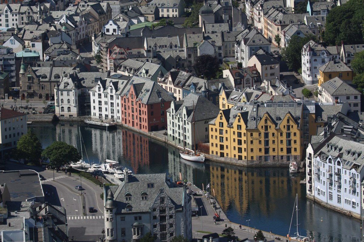 Maisons de Ålesund le long du port intérieur Ålesundet. Photo © André M. Winter