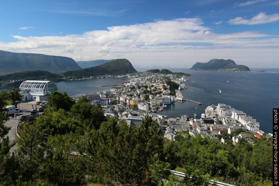 Vue sur Ålesund avec le restaurant Fjellstua sur la gauche. Photo © André M. Winter