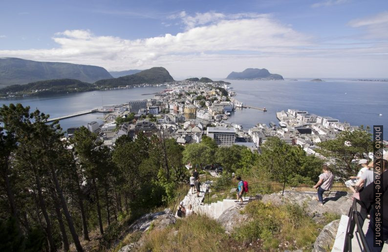 Descente vers Ålesund sur les marches de la Fjellstua. Photo © André M. Winter