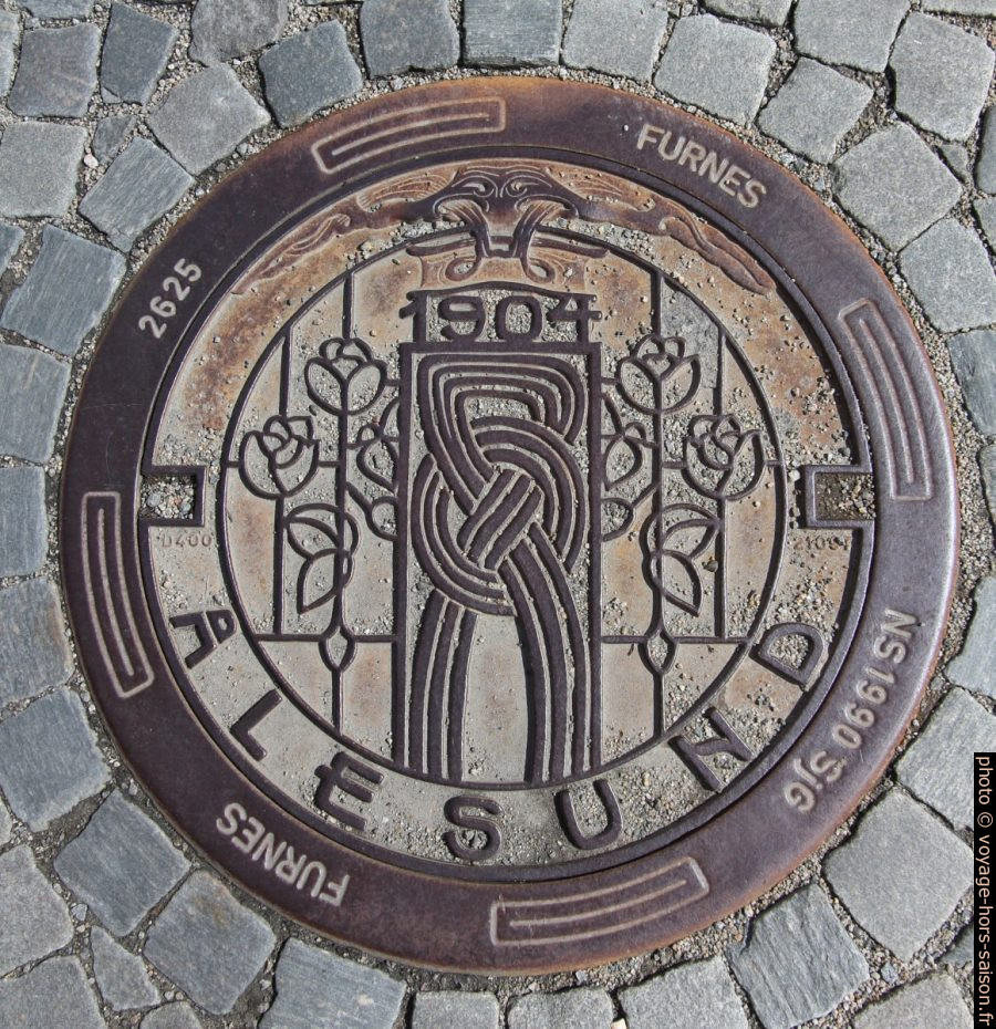 Plaque d'égout de Ålesund dans le style de l'Art-Nouveau. Photo © André M. Winter