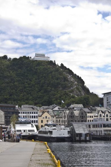 Restaurant et escalier Fjellstua au dessus de Ålesund. Photo © André M. Winter