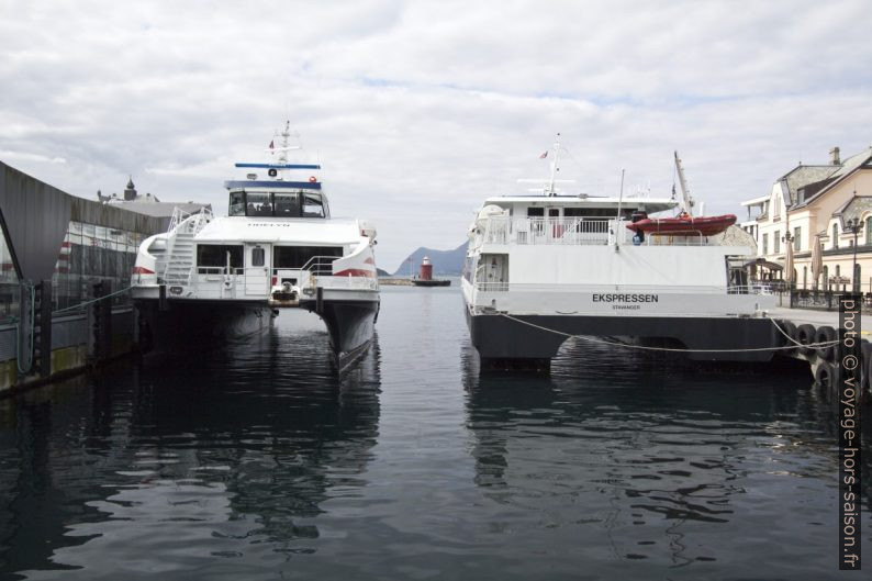Ferrys catamaran Tidelyn et Ekspressen amarrés à Ålesund. Photo © André M. Winter
