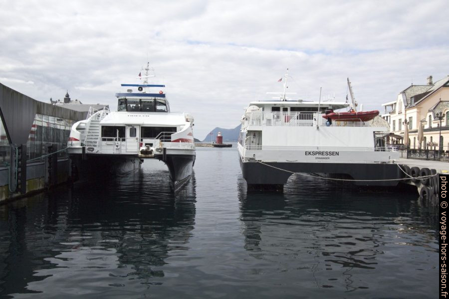 Ferrys catamaran Tidelyn et Ekspressen amarrés à Ålesund. Photo © André M. Winter