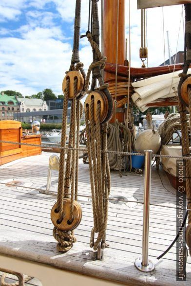 Renvois de cadène du ketch Wyvern af Ålesund. Photo © André M. Winter