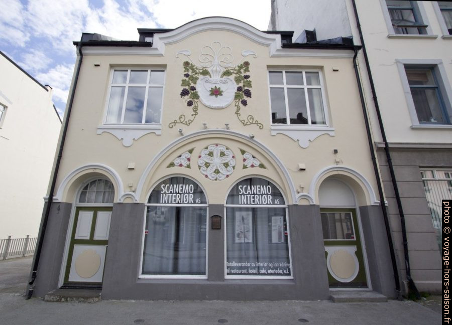 Décor de fleurs et de raisins sur une maison de Ålesund. Photo © André M. Winter