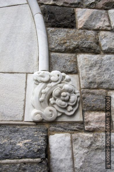 Détail ornemental de l'église de Ålesund. Photo © André M. Winter