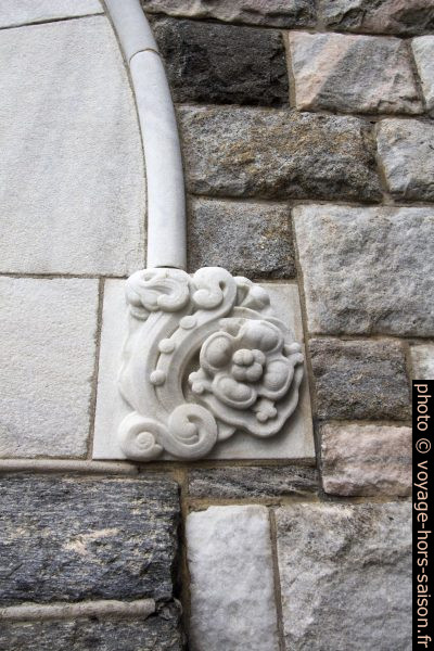 Détail ornemental de l'église de Ålesund. Photo © André M. Winter