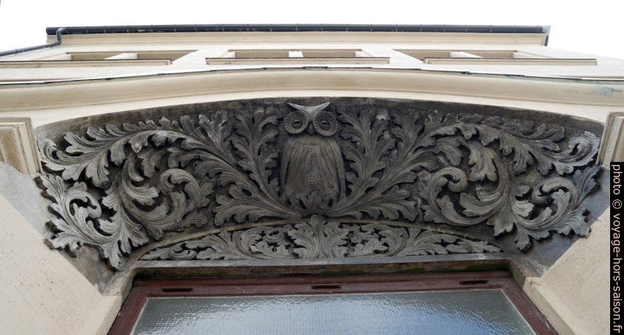 Linteau de porte décoré de feuilles et d'un grand hibou. Photo © Nicolas Medwedeff