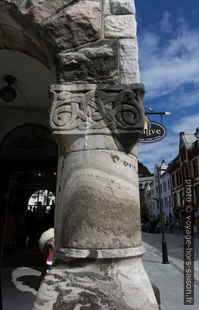 Pilier Art-Nouveau en pierre taillée. Photo © André M. Winter