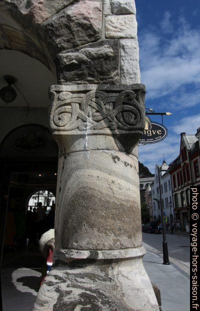 Pilier Art-Nouveau en pierre taillée. Photo © André M. Winter