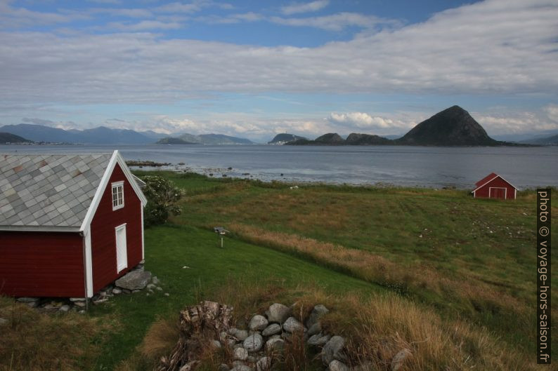 Maisons de Høgsteinneset et vue sur Ålesund. Photo © Alex Medwedeff