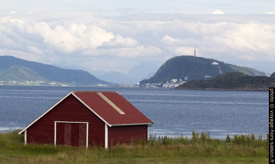 Grange au cap Høgsteinneset et montagne Aksla de Ålesund. Photo © André M. Winter