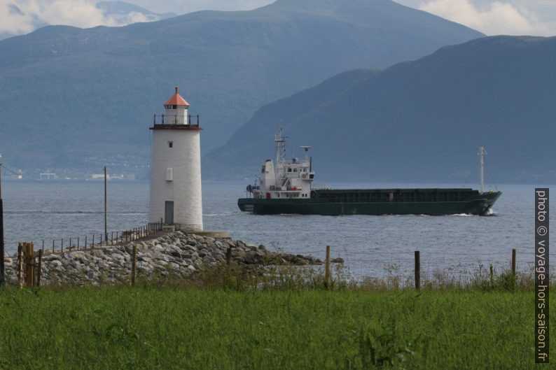 Navire cargo Comabar passant le Høgstein Lykt. Photo © André M. Winter