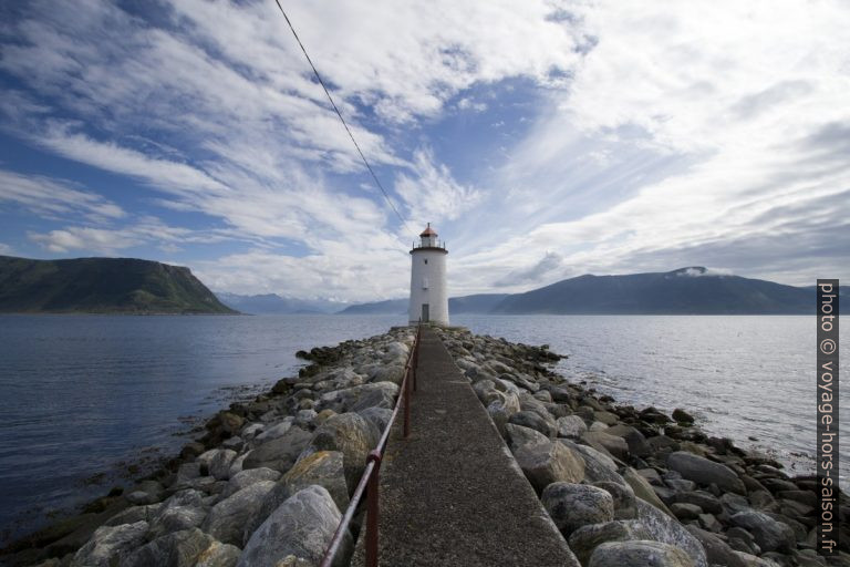 Feu de Høgstein au bout de sa jetée. Photo © André M. Winter