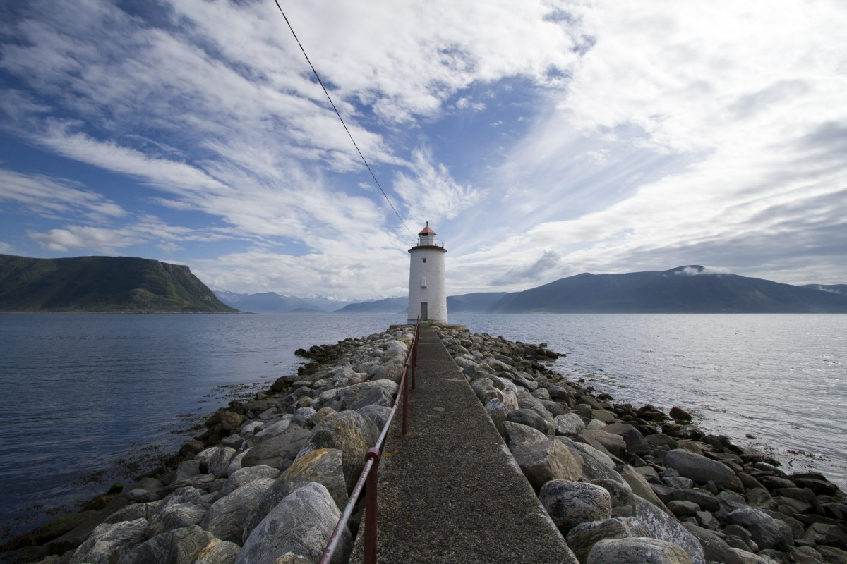 Feu de Høgstein au bout de sa jetée. Photo © André M. Winter