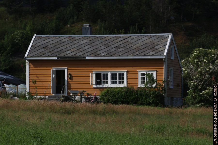 Une maison norvégienne en bois couverte d'un toit d'ardoise. Photo © André M. Winter