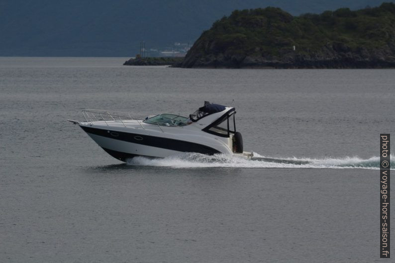 Un bateau de plaisance passe devant Godøya. Photo © André M. Winter