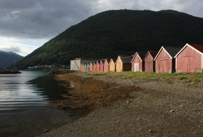 Abris de bateau au soleil au port de Stordal. Photo © Alex Medwedeff