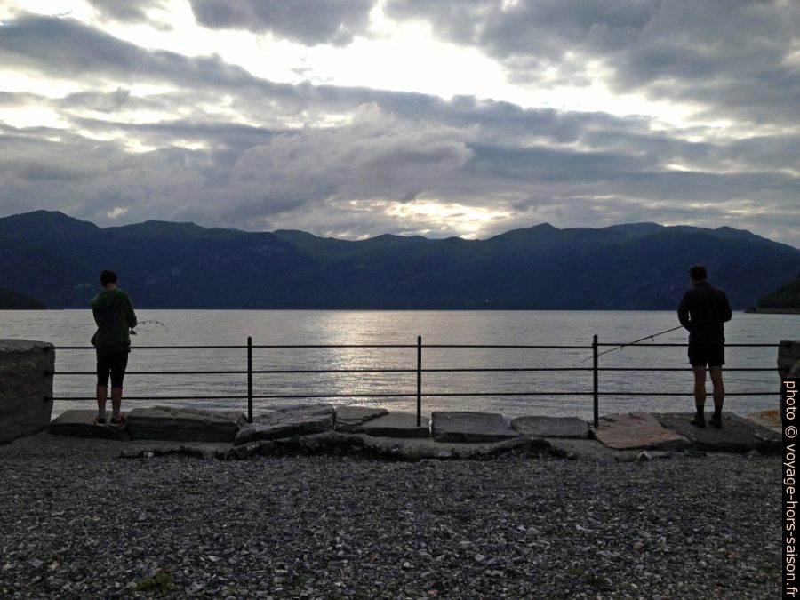 Nicolas et André avec cannes à pêche à la Stordalsvika. Photo © Alex Medwedeff