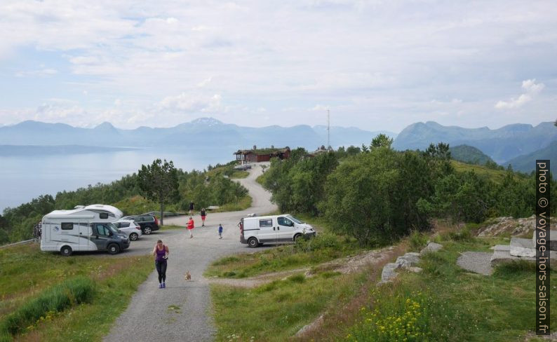 Vue de Varden vers Litlevarden avec le chalet. Photo © Nicolas Medwedeff