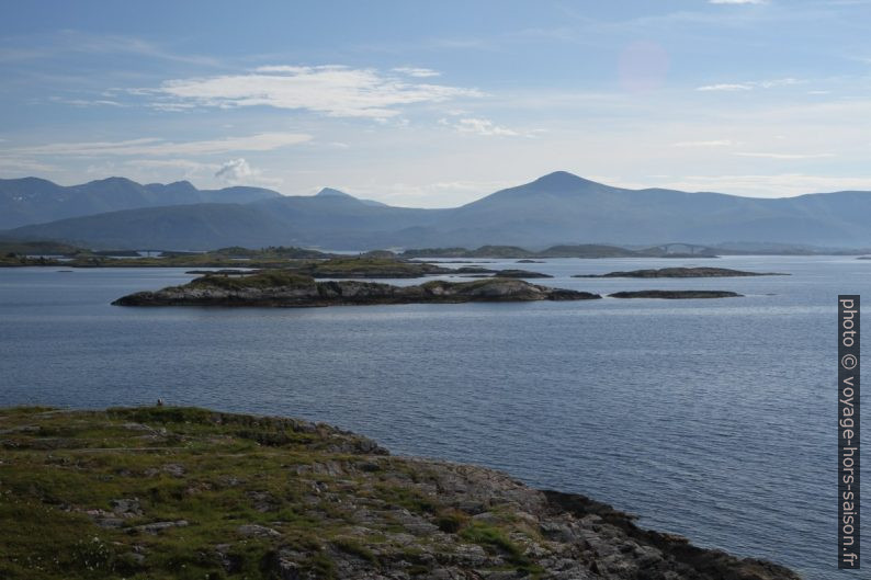 Écueils au nord de l'Atlanterhavsvegen. Photo © Alex Medwedeff