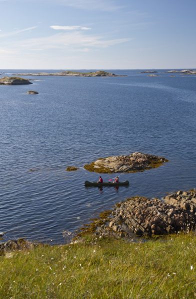 Canoë passant Lysøya. Photo © Alex Medwedeff