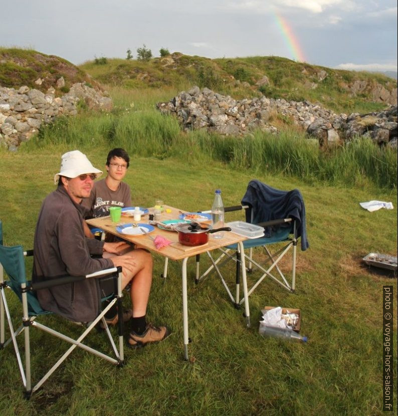 André et Nicolas lors du dîner. Photo © Alex Medwedeff