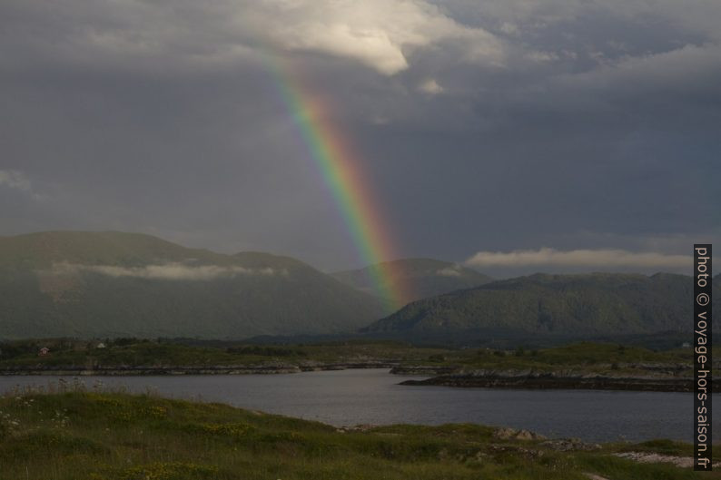 Arc-en-ciel sur la terre ferme. Photo © Alex Medwedeff