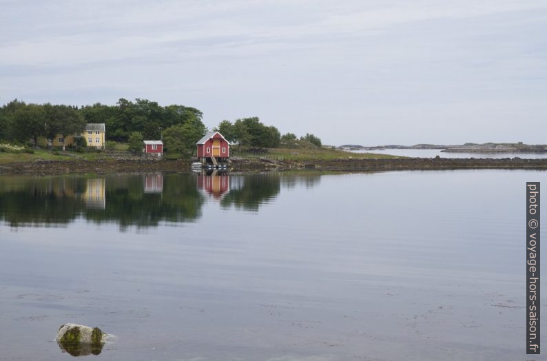 Maisons au bord de la mer. Photo © Alex Medwedeff