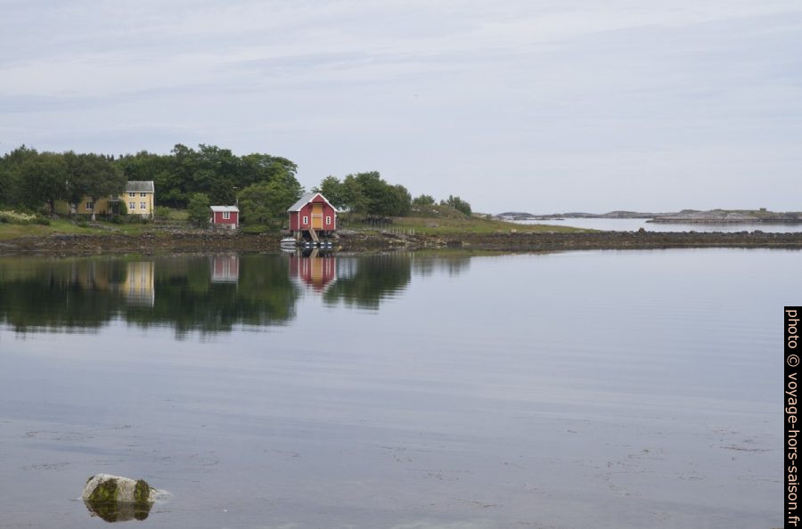 Maisons au bord de la mer. Photo © Alex Medwedeff