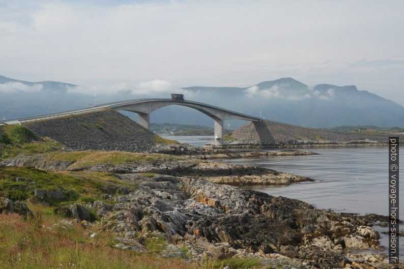 Pont de Storseisundet avec un camion. Photo © Alex Medwedeff