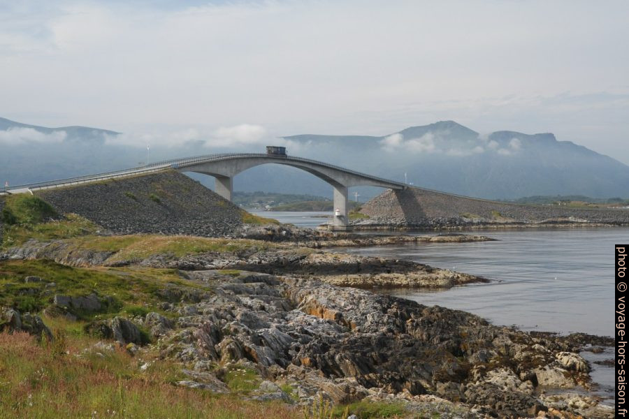 Pont de Storseisundet avec un camion. Photo © Alex Medwedeff