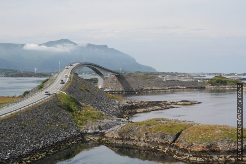 Pont courbé de Storseisundet avec voitures. Photo © Alex Medwedeff