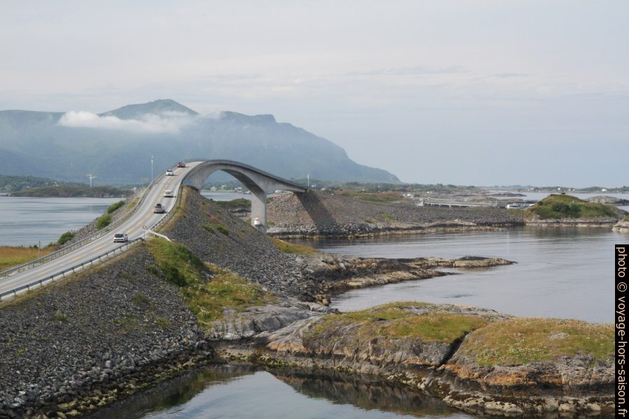 Pont courbé de Storseisundet avec voitures. Photo © Alex Medwedeff