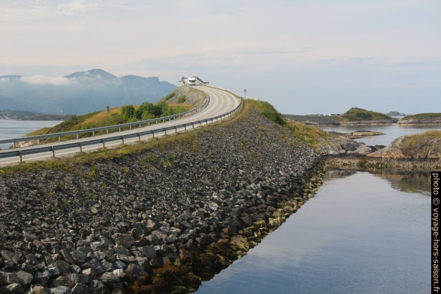 Route de l'Atlantique et Pont de Storseisundet du côté de Lyngholmen. Photo © André M. Winter