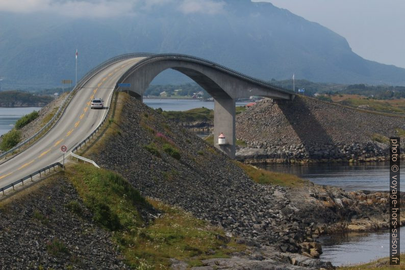 Pont courbé du Storseisund avec une voiture. Photo © André M. Winter