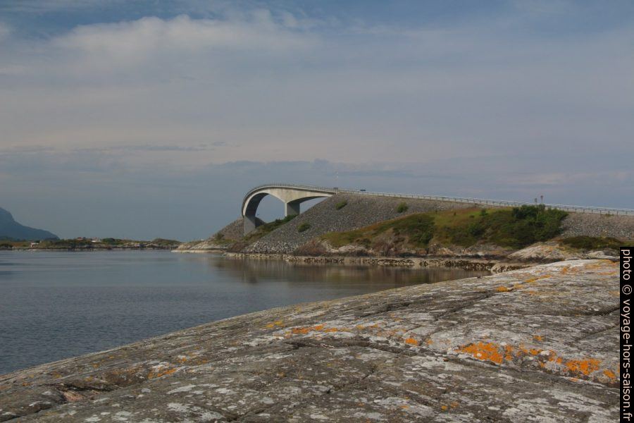 Pont de Storseisundet et un rocher usé par les glaciations. Photo © André M. Winter