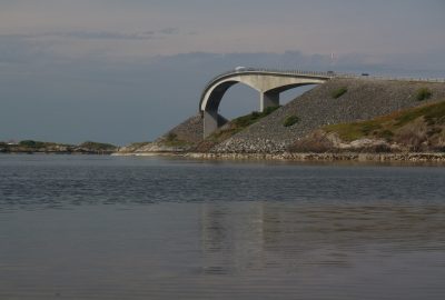 Courbure du pont de Storseisundet. Photo © André M. Winter