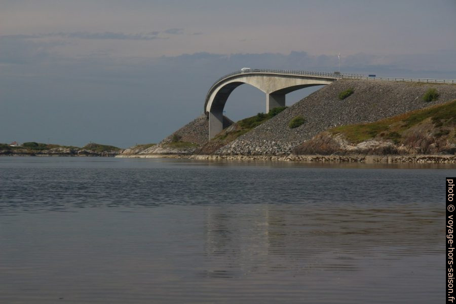 Courbure du pont de Storseisundet. Photo © André M. Winter