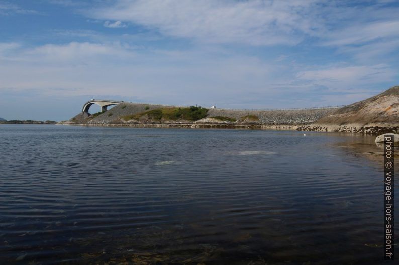 Lauvøyfjorden et pont de Storseisundet. Photo © André M. Winter