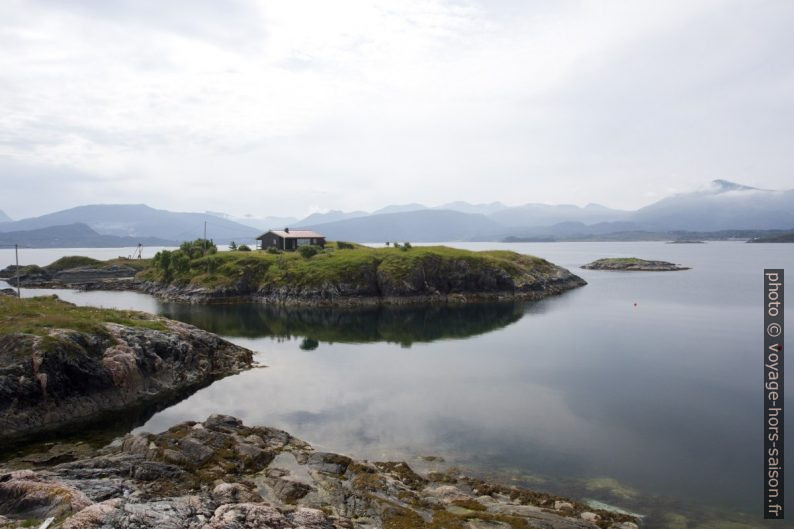 Île avec maison devant Skarvøya. Photo © Alex Medwedeff