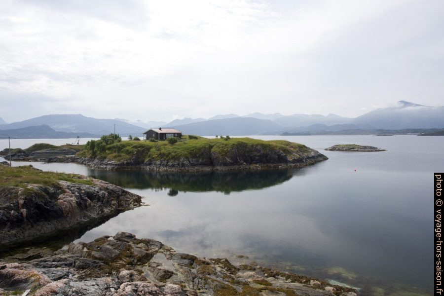 Île avec maison devant Skarvøya. Photo © Alex Medwedeff