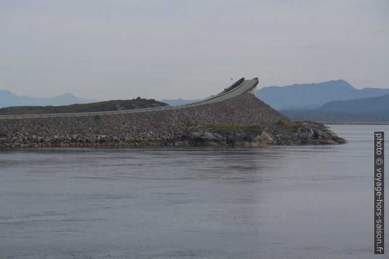 Pont de Storseisundet courbé. Photo © André M. Winter